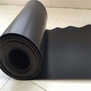 为什么人工湖湖底大面积铺设土工膜不科···